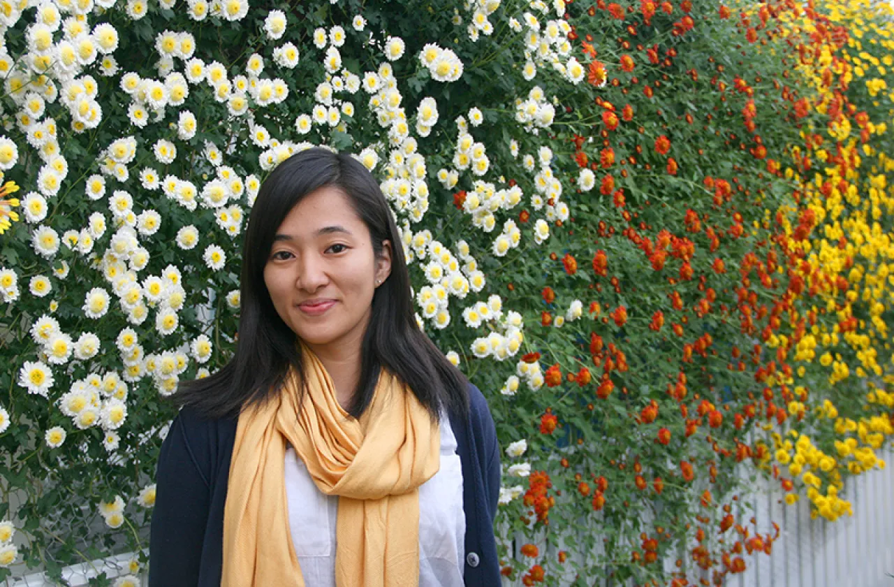 Suzu Sakai against a wall of mums