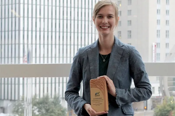 Breanna Parker '18 with AASHE award. Photo courtesy of AASHE.
