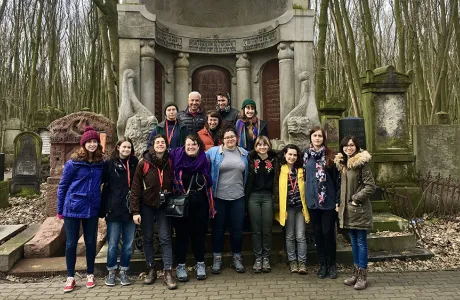 students at tomb of Yiddish writers in Warsaw