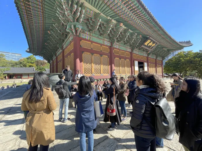 Smith alums at Deoksugung Palace.