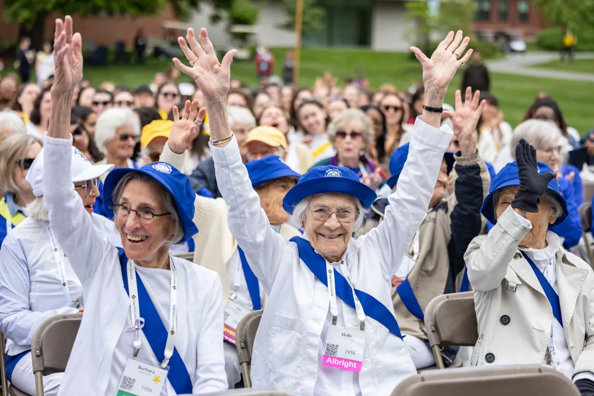 Smithies cheer during the alumnae parade