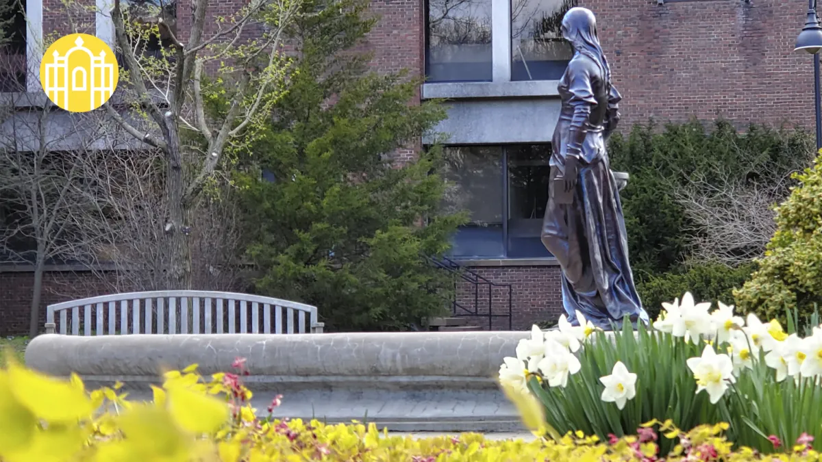 Zoom photo - Lanning fountain surrounded by spring flowers